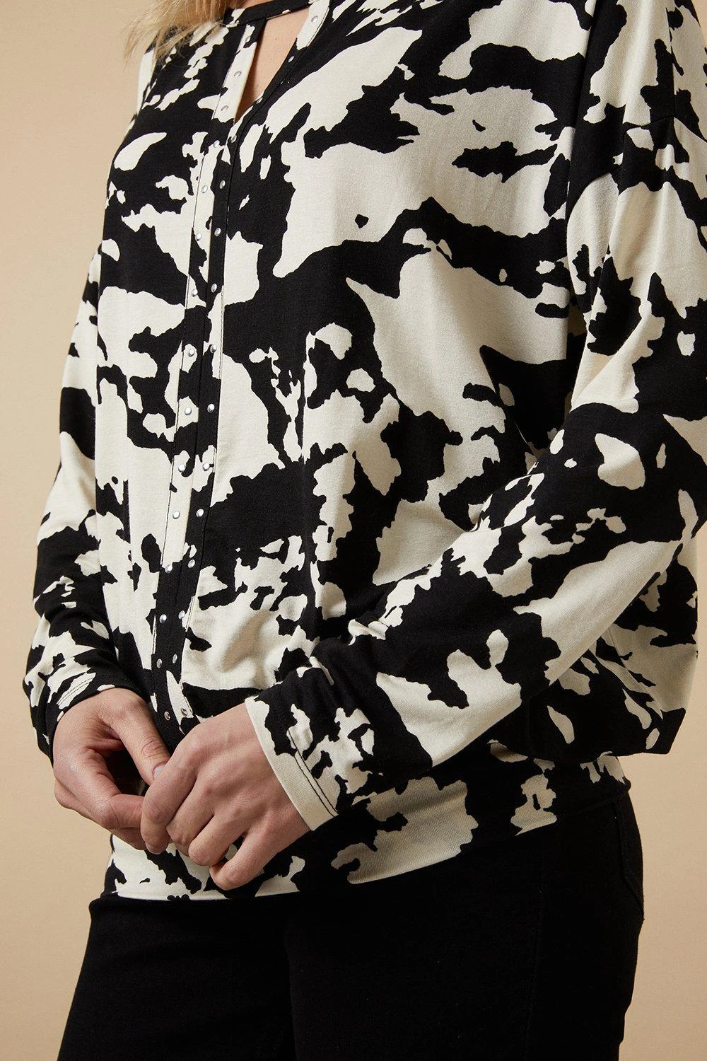 Wallis Mono Abstract Stud Detail Keyhole Jersey Top - Image 4