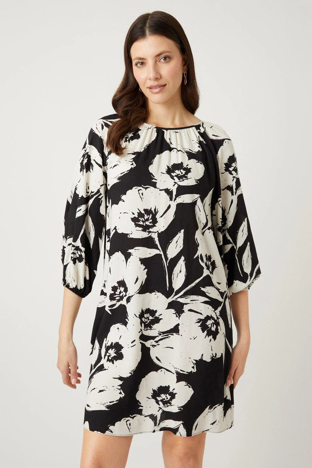 Wallis Mono Floral Pleat Detail Shift Dress - Image 2