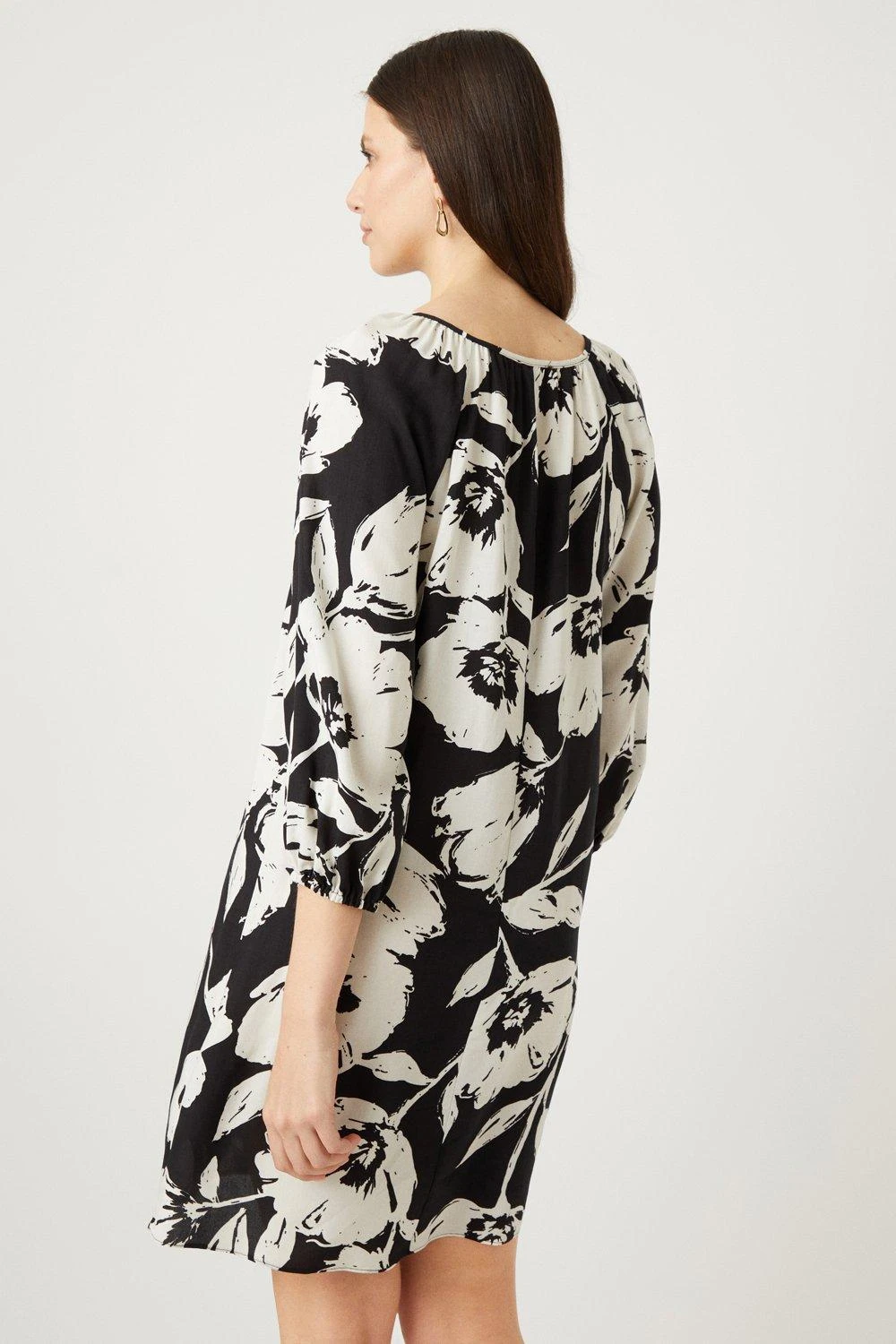 Wallis Mono Floral Pleat Detail Shift Dress - Image 3